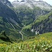 Unten im Tal die Alpschellen-Alm. Von dort führt der Weg dann rechts hinauf.