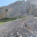 steiler rutschiger Aufstieg unter die mächtigen Felswände des "Chaisers"