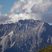 Detailansicht des Hochplattig, höchster Gipfel der Mimienger Kette. Klar zu erkennen ist die einfachste Aufstiegsroute auf den Ostgipfel...