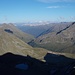 Schau über's Sellrainer Tal. Hinter den Kalkkögeln schauen die Zillertaler Alpen raus