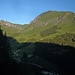 Schon bald ergeben sich schöne Ausblicke in die gegenüber liegenden Tuxer Alpen.