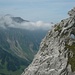 Bizarre Felsformation unter dem Gipfel des Schibengütschs. Dahinter ist der Hohgatnt-Furggengütsch (2196,9m).