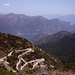 Blick nach Nordosten über den Ledrosee hinweg. Links im Vordergrund der Vorgipfel Bocca di Val Marza (1863m) mit der höchsten Stelle der Tremalzopassstrasse..ab hier geht's für Mountainbiker fast 1800m hinab an den den Gardasse.