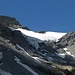 Blick hoch zum Gletscherboden. Der einstige Hängegletscher ist schon bald so weit ausgeapert, dass man da direkt hochsteigen kann.