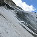 Die nächsten 250m Querung zum Gletscherboden sind weniger bequem. Es wird steiler und da, wo der Gletscher schwarz ist, liegt übles Blankeis.
