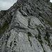 Weicheier folgen dem Pfeil.... neh war nur Spass, der Grat ist aber wirklich gut zu Klettern (I-II), wer sichs zutraut.