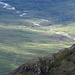 Blick vom Gipfel in die Weiten des Glen Affric. Unten sieht man die abgelegene Jugendherberge Glen Affric Youth Hostel. Sie kann nur zu Fuss oder per Mountainbike (mind. 2h) erreicht werden und ist ein guter Stuetzpunkt fuer die Besteigung einiger der am schwierigsten zu erreichenden Munros.