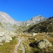 Camminado splendidi pascoli d'alta quota. Il monte a sinistra dovrebbe essere il Meidassa, mia meta odierna.