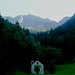 Oratorio von Piano di Peccia - darüber das Tal der Alpe di Sovenat.