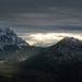 Blick vom Osterfeuerkopf zur Zugspitze zu Füßen des von der Winternachmittagssonne beschienenen Garmisch
