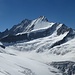 auf dem Gletscher unterhalb des Mittelhorns - mit Blick zur Nordwand des Schreckhorns (einmal mehr ...)