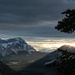 Blick zur Zugspitze. Die Sonne leuchtet genau über dem <a href="http://www.hikr.org/tour/post18381.html"><strong>Kramer</strong></a>