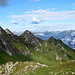 Blick zur Filzenschneide an deren Flanke der Aufstiegsweg von der Ahornbahn zur Karl-von-Edel-Hütte verläuft