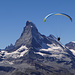 Noch ein Gleitschirmflieger fliegt auf das Matterhorn zu