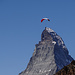 Ein Gleitschirmflieger versucht auf dem Matterhorn zu landen :)