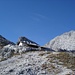 Die Passauer Hütte mit dem Gipfelaufbau des Birnhorns.