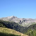 <b>Lancio frequenti sguardi alla testata della valle, dominata da una catena montuosa che mi prende subito: da sinistra il Monte Bardan (2812 m), la Cima de Barna (2862 m) e la Cima di Balniscio (2851 m). </b>