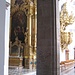 Uno degli altari laterali dal pronao della chiesa.