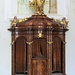 Un confessionale settecentesco in legno intarsiato e dorato.