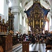 Davanti all'altare maggiore si stanno svolgendo le prove del Tiroler Ensemble XL für Alten Musik per un concerto che si terrà la sera successiva.