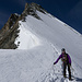 Viel Betrieb hat uns auf die Fotos vergessen lassen: Tanja während des Abstiegs direkt unter dem Gipfelgrat.