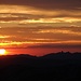 Die Sonne sinkt links vom Pilon du Roi, dem markanten Gipfelturm der Chaine de l'Etoile