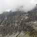 Im Abstieg zwischen Poľský hrebeň und Sliezsky dom - Blick hinüber zum Gerlach-Massiv: Während der Zadný Gerlach (rechts) noch halbwegs zu sehen ist, hüllt sich der Gipfel des Gerlach in Wolken.