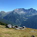 Ankunft auf der Alpe di Biasagn, darüber von links Piz Giümela, Torrone Alto und Basso
