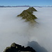 Ankunft auf der Scèpa: Blick zurück auf das im Nebel kaum zähmbare Sauriermonster zwischen den Cime 2415 und 2379. Am Horizont die nördlichen Tessiner, östlichen Berner und Urner Alpen