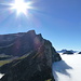 Aussicht von der Scèpa zum Gipfel 2459 mit der Grasrampe unten und zum Strega WNW-Grat mit den 3 Aufschwüngen. Rechts aus dem Nebel auftauchend der Piz Giümela, darüber Piz de Groven und Piz della Molera