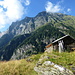 Ankunft auf der Alpe di Giümela: rechts das Rifugio dra Piòta, darüber links der Strega WNW-, rechts der SSE-Grat