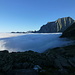 3. Tag: im Aufstieg über Vedrign. Die Nebelobergrenze liegt heute zum Glück etwas tiefer bei ca. 2100-2200m. Rechts Piz Giümela und Piz di Strega