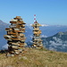 Ankunft auf dem Pizzo Magn N-Gipfel: links der Pizzo Forno, rechts konkurriert der kleine Steinmann mit dem Sendeturm auf dem Matro...