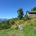 Prächtig gelegene Cascina oberhalb Solgone. Links die Gipfel über dem Val di Lodrino