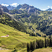 Die Schienenhütte ist fast erreicht: Blick zum Sattelkopf. Über dem Notländsattel schaut der Hochvogel nochmal herein.