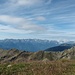 Über den Pass Portun hinweg blickt man auf die Bergamasker Alpen