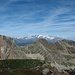Vom Gipfel der Cima Schiazzera blickt man zu den in etwa gleich hohen Gipfeln des Grenzkamms und zur Bernina.