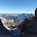 Von der Scharte nordwärts blickt man auf den kläglichen Rest eines Gletschers (Ghiacciaio del Cristallo); ganz hinten, oberhalb der Bildmitte das Pustertal.