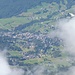 Wie aus dem Flugzeug: Blick hinab nach Cortina (Zoom).