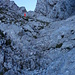 Plattige Passage vor dem Nördlichen Griesschartl mit erster IIIer Stelle (Pfeil).