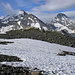 Links das Furggubäumhorn 2985m und rechts das Wasenhorn 3246m (Nordostwand) in der Mitte eine Horde Schafe...In diesem Gebiet hat es auch Wölfe. Oder waren es Wölfe im Schafspelz...