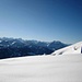 Am Gipfel angekommen mit Blick zu den Glarnern - rechts im Bild der Hinterrugg - im Winter nur über einen schmalen Schneegrat mit dem Chäserrugg verbunden