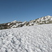 grosses Schneefeld im Aufstieg, im Hintergrund der Pizzo Lucendro
