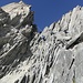 Kletterei auf den Grat. Technisch nicht schwierig (I-II) aber das lose Gestein verlangt allerhöchste Vorsicht. 