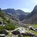 Die Hütte liegt links oberhalb der Geländestufe.