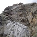 Blick aus der Scharte vor dem dritten Aufschwung Richtung Gipfel. Ich bin oberhalb des weissen Felsbandes nach links gequert und dann weiter über die glatte Platte links.