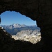 Eine der in den Dolomiten allgegenwärtigen Schießluken offeriert einen tollen Blick hinüber zur Marmolata.