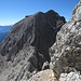 Rückblick zur Tofana di Mezzo - durch die Frontalsicht auf die Flanke sieht der Abstiegsweg entlang der Bänder VIEL grauslicher aus, als es die Realität ist: alles Gehgelände !! Links erkennt man deutlich die Bergstation der Seilbahn.