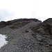 ganz viel Schotter und sehr rutschig, der letzte Aufstieg zum Gipfel (in der Vergrößerung sieht man die Stahlseile)