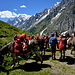 Comitiva di ragazzi facenti parte di un' organizzazione che sviluppa escursioni di una settimana utilizzando asini per il trasporto del materiale da treking 